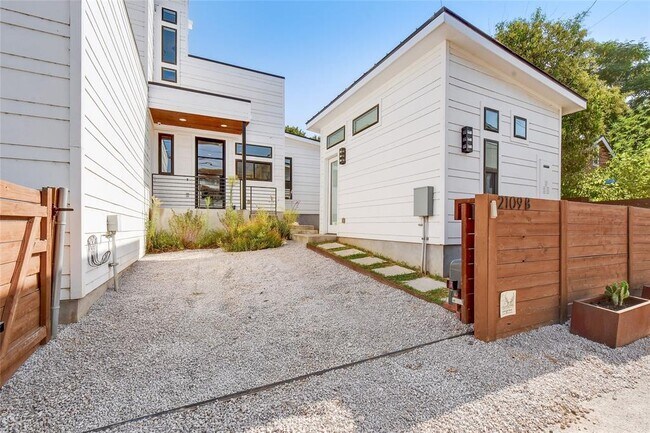 Foto del edificio - 2109 E 8th St