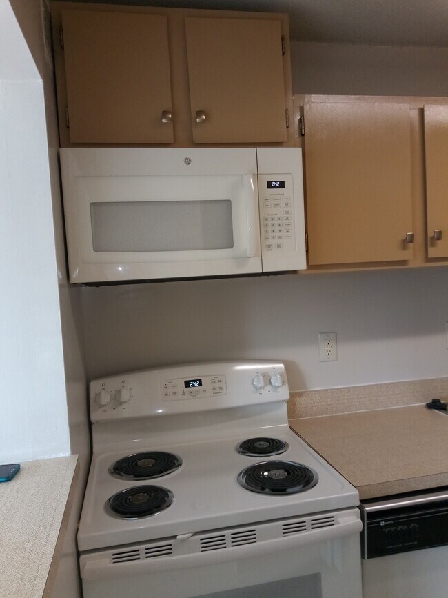 New stove, microwave - 2059 Huntington Ave