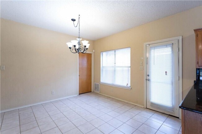 Foto del edificio - Four bedroom home in a nice location. Well...