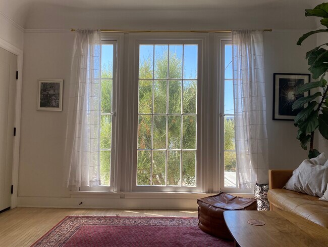 Foto del edificio - 854 Hyperion Ave