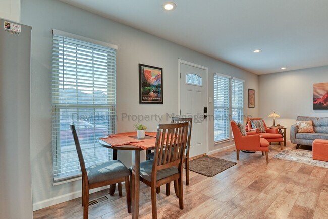 Building Photo - Cozy Updated 2 Bedroom Townhouse in Central Colorado Springs