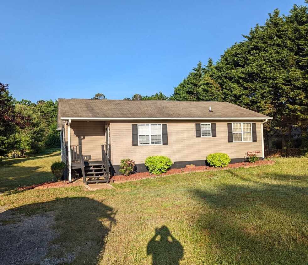 Foto principal - Available August 2025 | 3BR 1 BATH W/LAWNC...