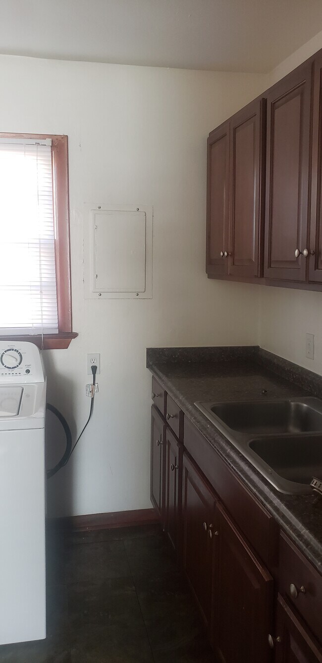 Foto del edificio - 9223 Coleman Ave