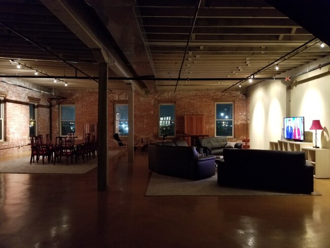 Foto del edificio - 1220 Harrison Ave
