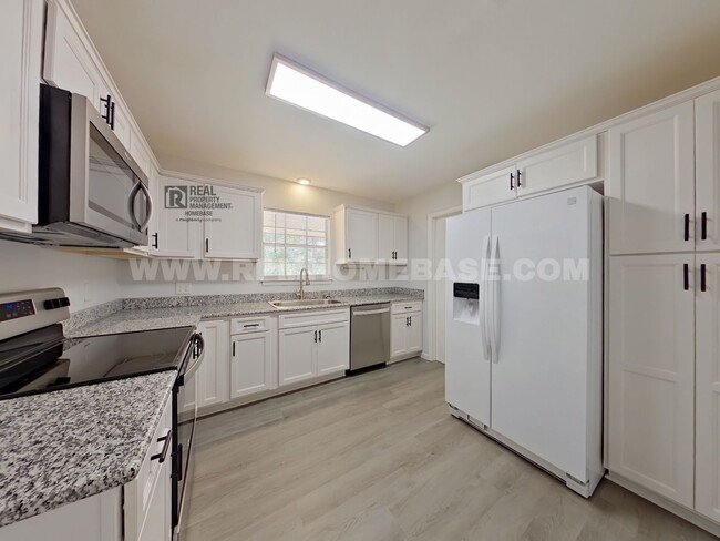 Building Photo - Move-In Ready! NEWLY RENOVATED 3/2 BEAUTY ...