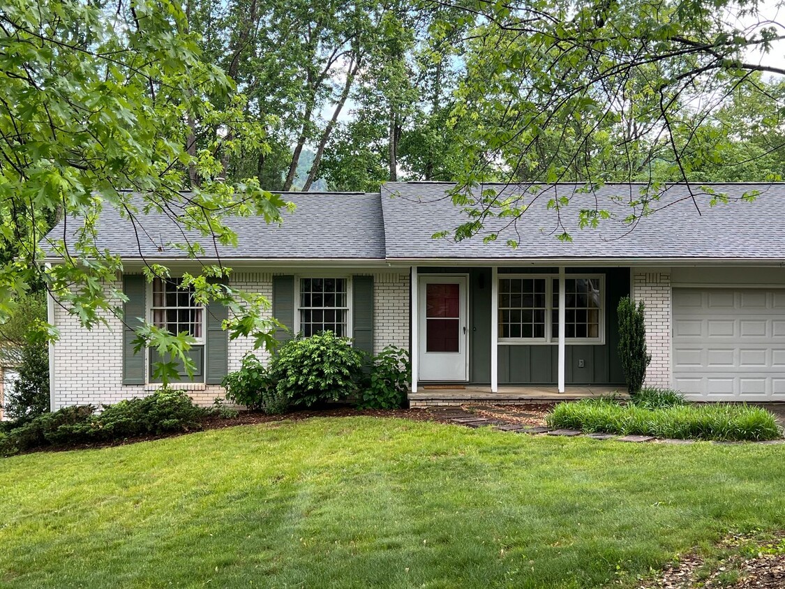 Foto principal - Unfurnished Beaverdam Home - All One Level
