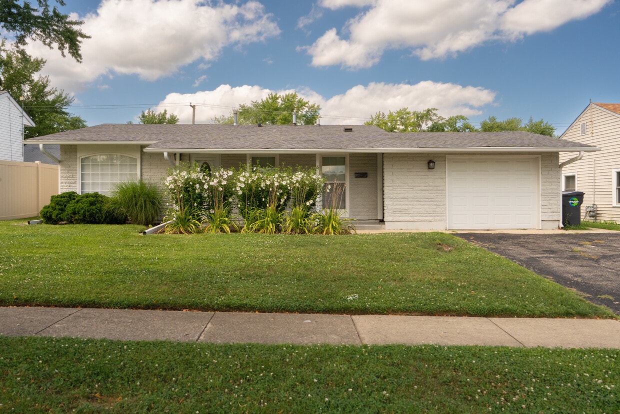 6 E Briarwood Dr, Streamwood, IL 60107 House Rental in Streamwood, IL