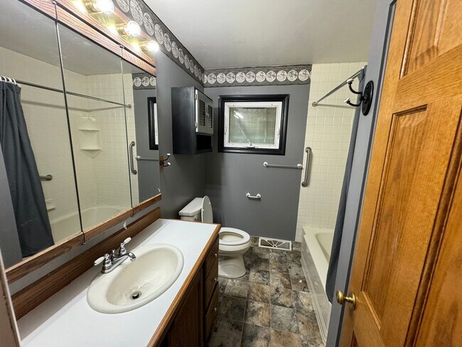 Building Photo - Quiet Home On The East Side of Great Falls!