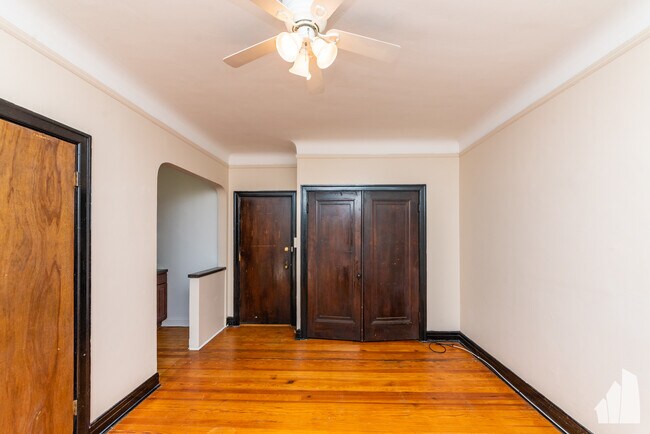 Building Photo - 948 W Cuyler Ave
