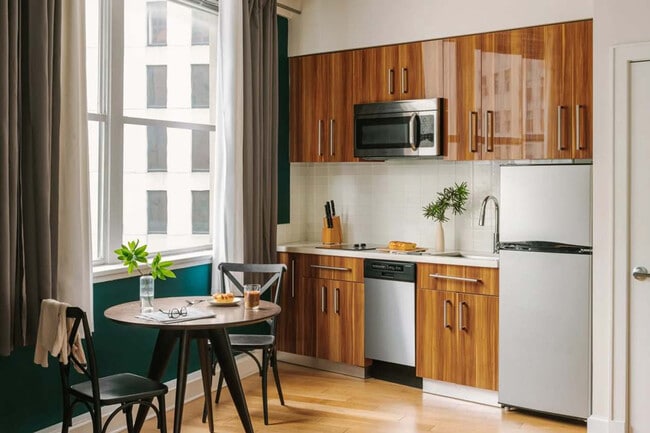 Building Photo - 925 Common St