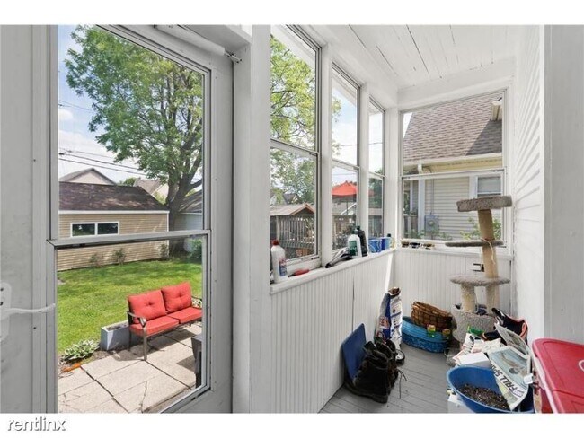 Building Photo - 3 br, 2 bath Townhome - 2210 Queen Ave N
