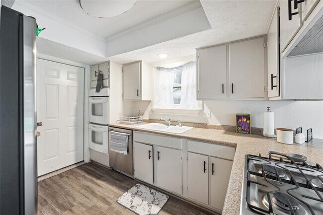 Foto del edificio - 1014 Park Knoll Ln
