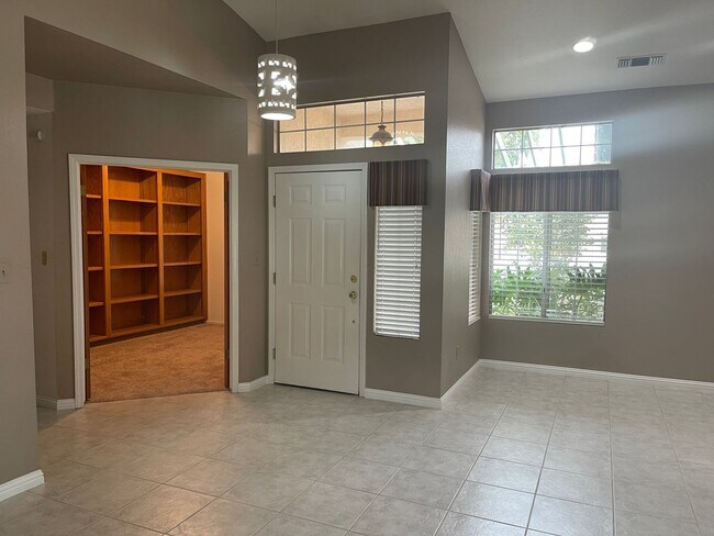 Building Photo - 3 Bdrm, 2 Bath Located in Stockdale West w...