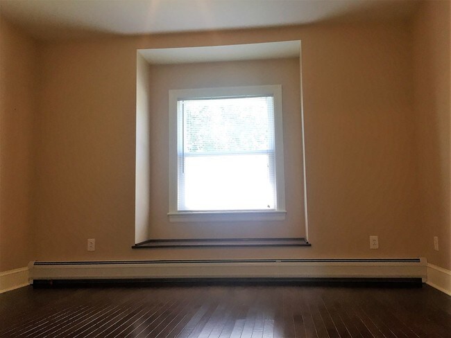 Building Photo - 122 Bensley St
