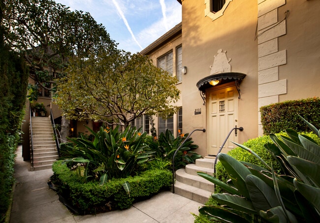 Entrance to unit - 2101 N Beachwood Dr