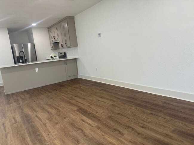 Foto del edificio - Gorgeous fully updated 1 Bedroom Duplex