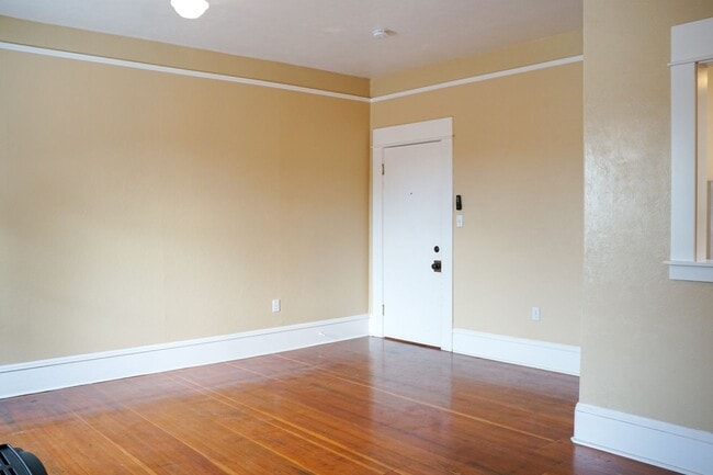 Building Photo - Urban DREAM! Spacious Corner 1-Bedroom w/F...
