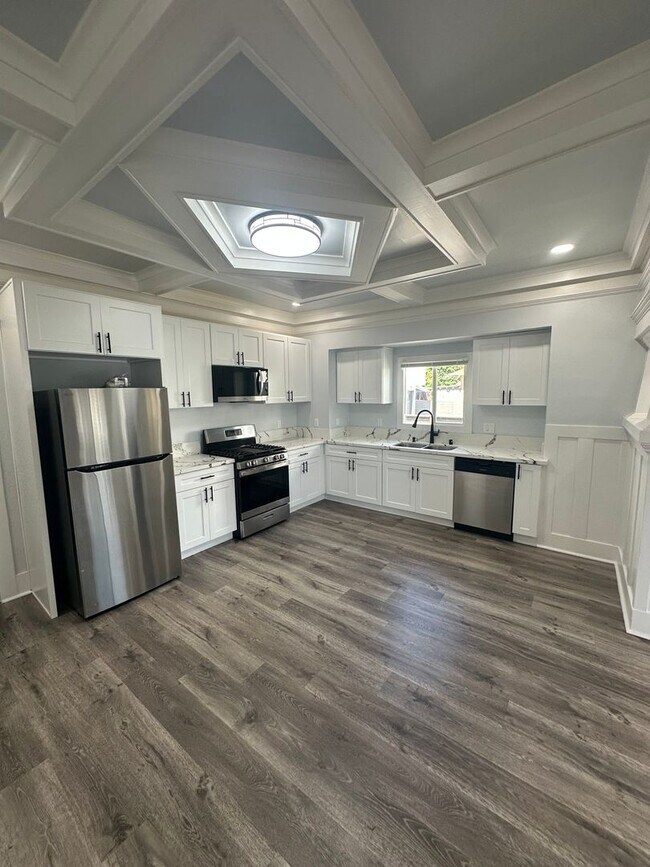 Foto del edificio - Beautifully Remodeled 4-Bedroom, 2-Bathroom Single-Family Home
