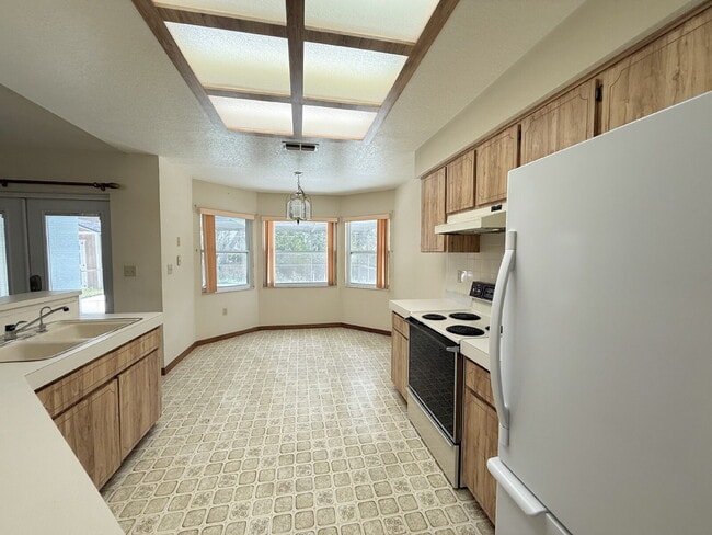 Building Photo - "Charming 3-Bed, 2-Bath Oasis in Spring Hi...