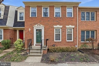 Building Photo - 10137 Village Knolls Ct