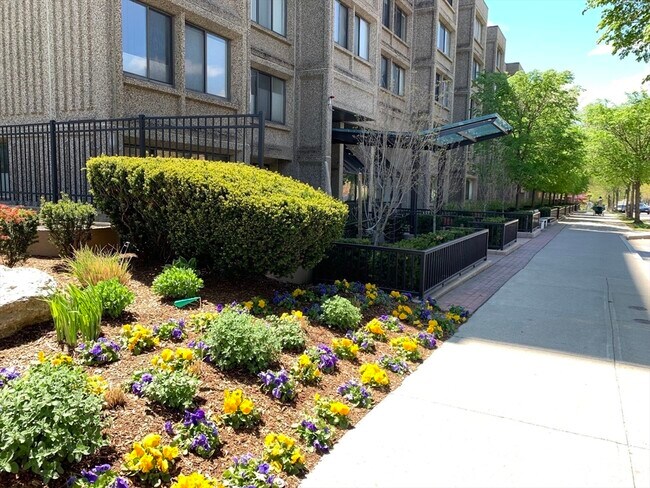 Foto del edificio - 1731 Beacon St