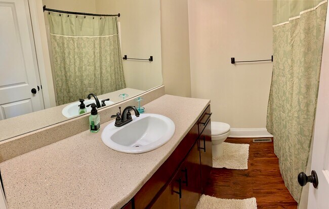 Foto del edificio - 404 Treyson Ln