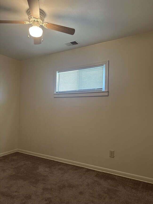 Foto del edificio - Welcome to this charming 3-bedroom, 1.5-ba...