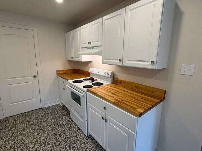 Cocina eléctrica de tamaño completo y amplio espacio en la encimera. - 6035 Oakwood Ave