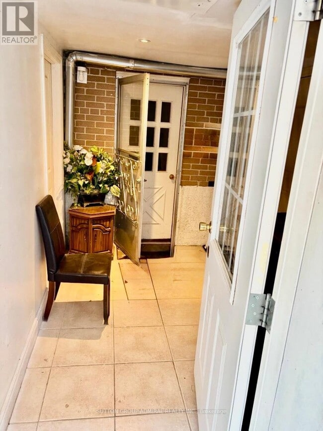Building Photo - 62 Threadneedle Crescent