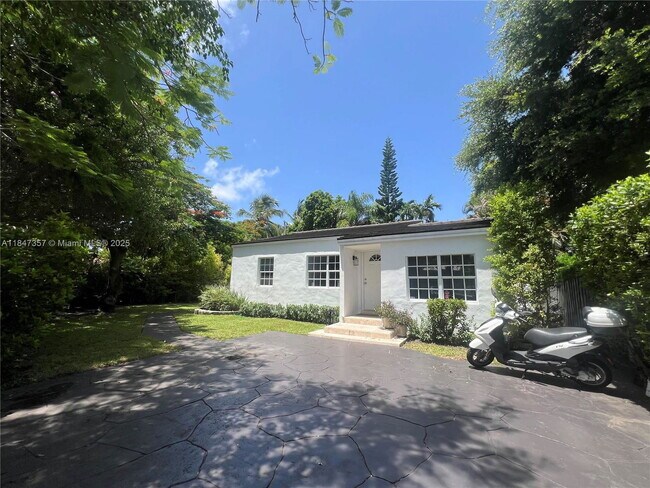 Building Photo - 2450 SW 19th Ave