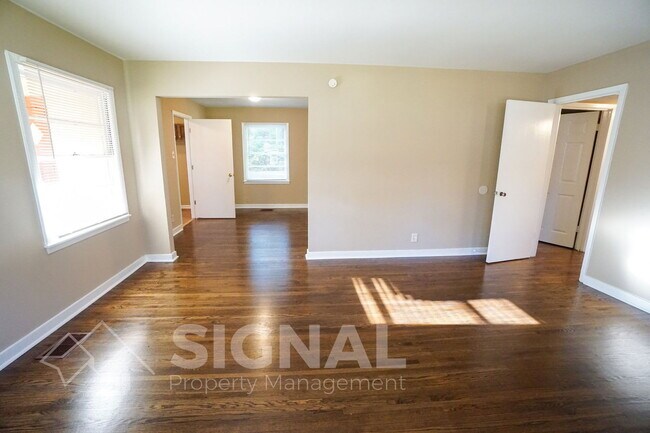 Building Photo - 748 Meadowbrook Dr