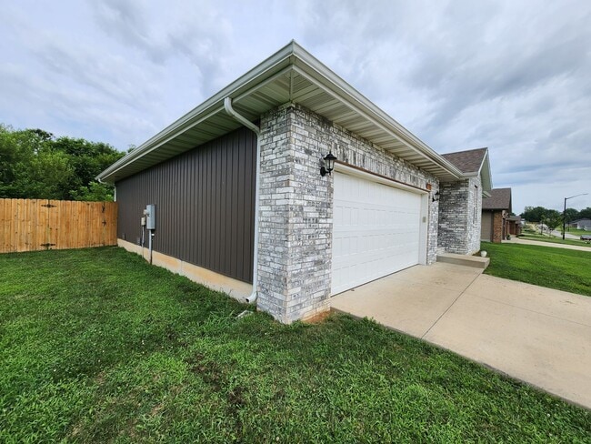 Building Photo - Spacious 3-Bedroom, 2-Bathroom Home AVAILA...