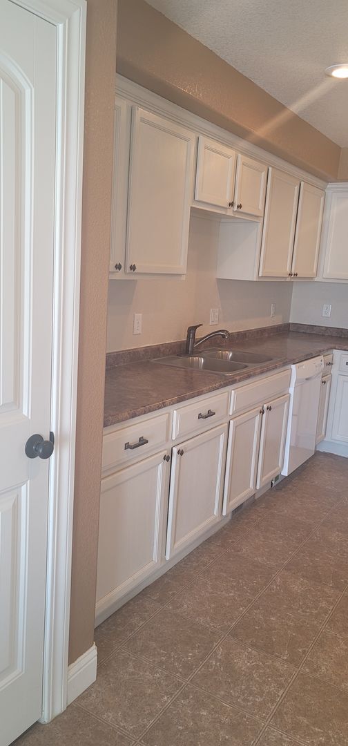Building Photo - Beautiful 4 bedroom townhome in Saddleridg...