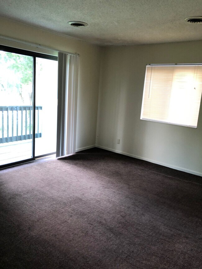 sala de estar - 101 S Shafer St