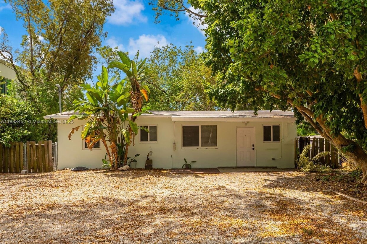 Primary Photo - 7 Coral Dr