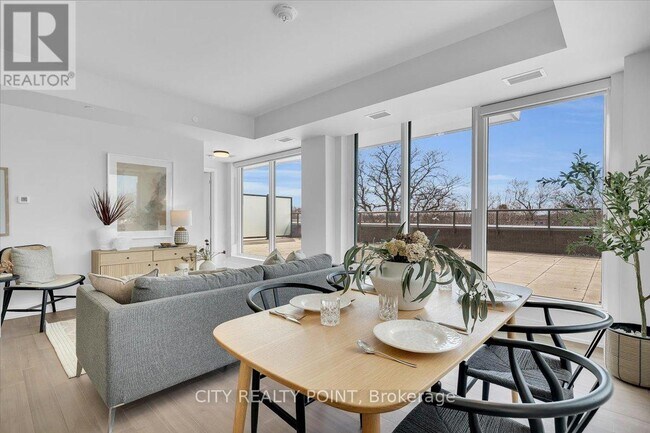 Photo du bâtiment - 664-664 Spadina Ave.
