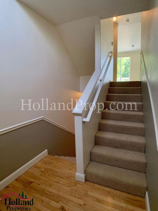Foto del edificio - Bright & Charming 3-Story Townhome | 2 Bed and Prime Location! *** Special $150 credit on your fi...