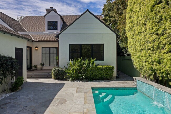 Foto del edificio - Beautiful Two-Story Burbank Home with Pool, Hardwood Floors & Guest House