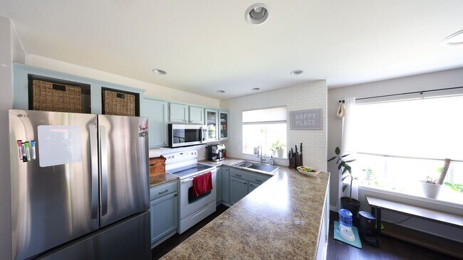 Building Photo - 3 Bed 2.5 Bath - Cat Friendly - Groups - NAS Whidbey
