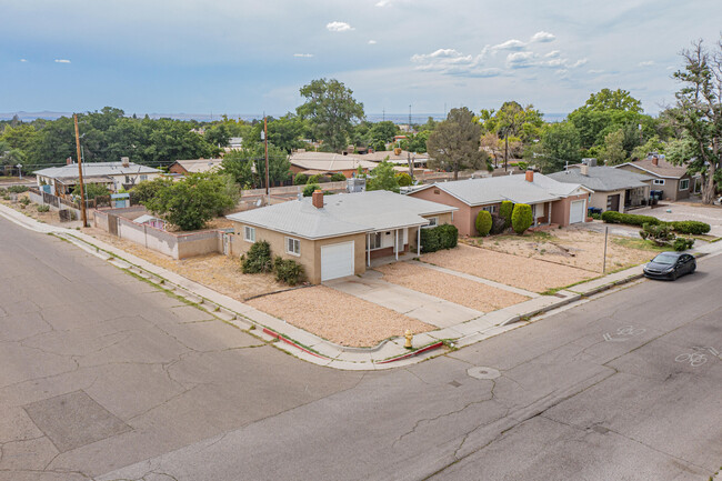 Building Photo - 2001 Alvarado Dr NE