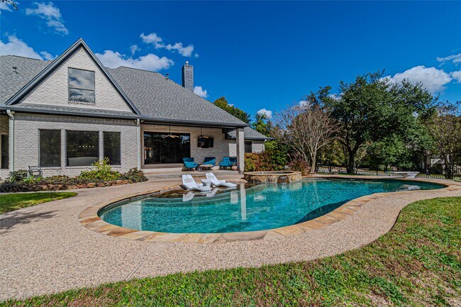 Foto del edificio - 15569 Crown Oaks Dr