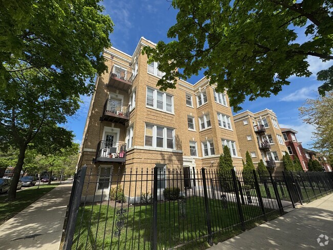 Building Photo - 3538 W Ainslie St