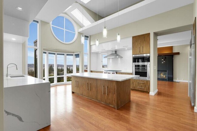 Building Photo - Spectacular 180* views from Mercer Island'...