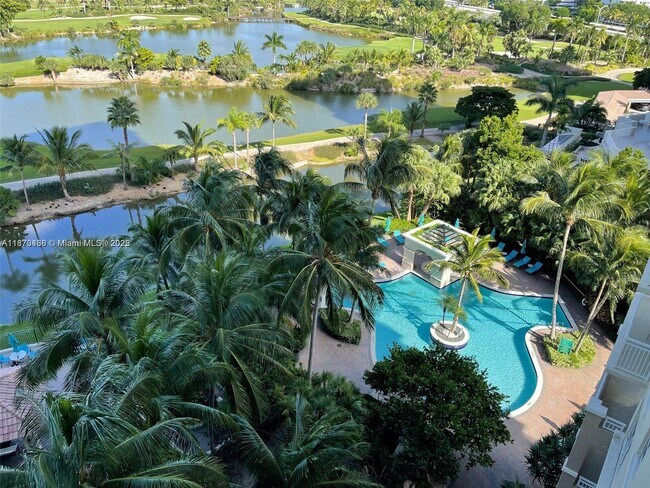 Foto del edificio - 19501 W Country Club Dr