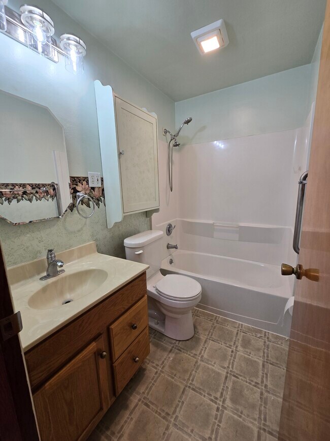 Foto del edificio - 105 W Willman St