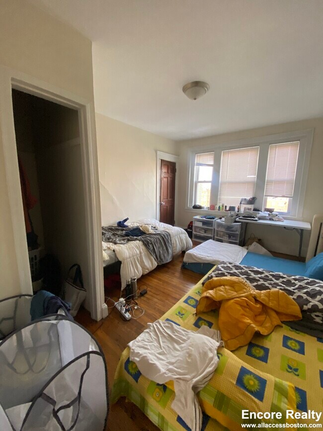 Building Photo - 244 Kelton St