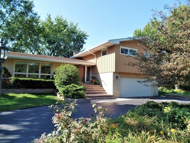 Building Photo - 661 Foster Ave