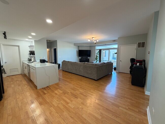 Foto del edificio - 680 N Green St