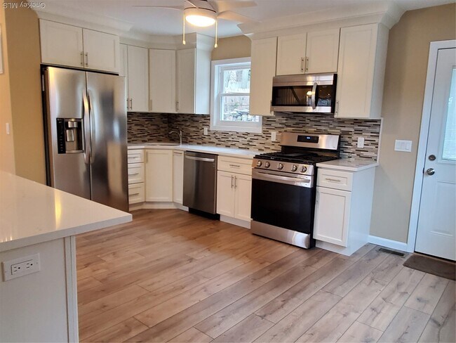 Foto del edificio - 128 Bayville Ave