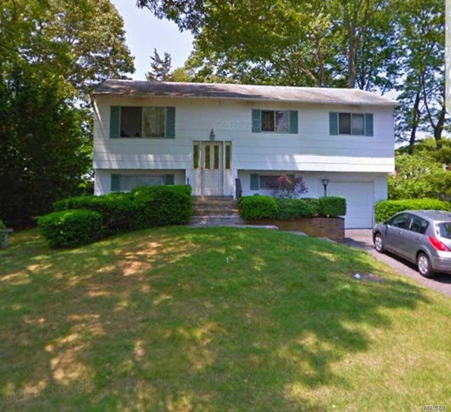 28 Starfire Dr, Centereach, NY 11720 House Rental in Centereach, NY